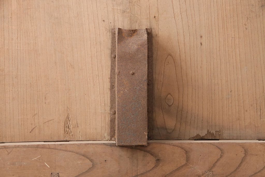 アンティーク建具　明治大正期　欅(ケヤキ)材の一枚板を使用した和の趣あふれる蔵戸　(R-047697)