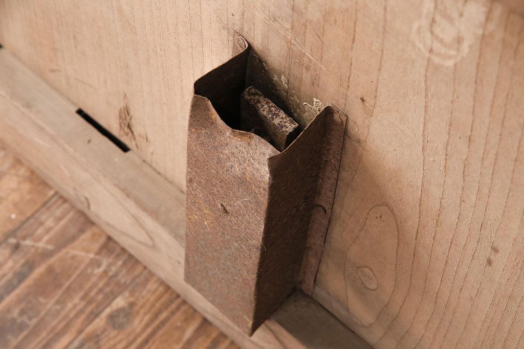 アンティーク建具　明治大正期　欅(ケヤキ)材の一枚板を使用した和の趣あふれる蔵戸　(R-047697)