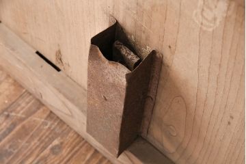 アンティーク建具　明治大正期　欅(ケヤキ)材の一枚板を使用した和の趣あふれる蔵戸　(R-047697)