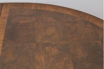 中古　DREXEL HERITAGE(ドレクセルヘリテイジ)　重厚な雰囲気が魅力的なラウンド型のエクステンションテーブル(ダイニングテーブル)(R-047698)