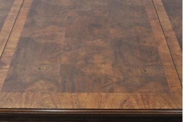 中古　DREXEL HERITAGE(ドレクセルヘリテイジ)　重厚な雰囲気が魅力的なラウンド型のエクステンションテーブル(ダイニングテーブル)(R-047698)