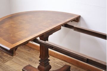 中古　DREXEL HERITAGE(ドレクセルヘリテイジ)　重厚な雰囲気が魅力的なラウンド型のエクステンションテーブル(ダイニングテーブル)(R-047698)
