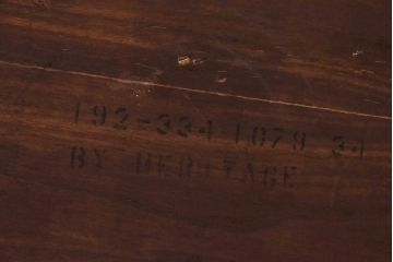 中古　DREXEL HERITAGE(ドレクセルヘリテイジ)　重厚な雰囲気が魅力的なラウンド型のエクステンションテーブル(ダイニングテーブル)(R-047698)
