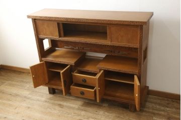 中古　民芸家具　屋久杉　彫刻と木の味わいが趣溢れる飾り棚(全体的に合板です)(収納棚、茶棚、サイドボード)(R-047699)
