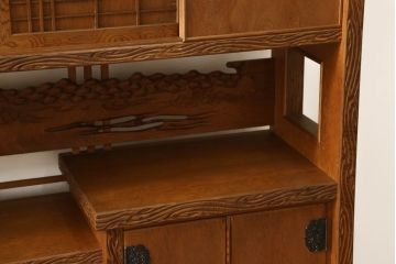 中古　民芸家具　屋久杉　彫刻と木の味わいが趣溢れる飾り棚(全体的に合板です)(収納棚、茶棚、サイドボード)(R-047699)
