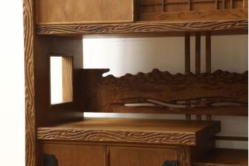 中古　民芸家具　屋久杉　彫刻と木の味わいが趣溢れる飾り棚(全体的に合板です)(収納棚、茶棚、サイドボード)(R-047699)