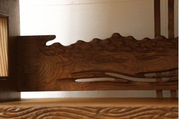 中古　民芸家具　屋久杉　彫刻と木の味わいが趣溢れる飾り棚(全体的に合板です)(収納棚、茶棚、サイドボード)(R-047699)