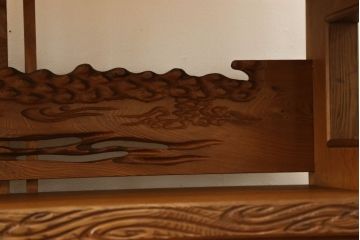 中古　民芸家具　屋久杉　彫刻と木の味わいが趣溢れる飾り棚(全体的に合板です)(収納棚、茶棚、サイドボード)(R-047699)