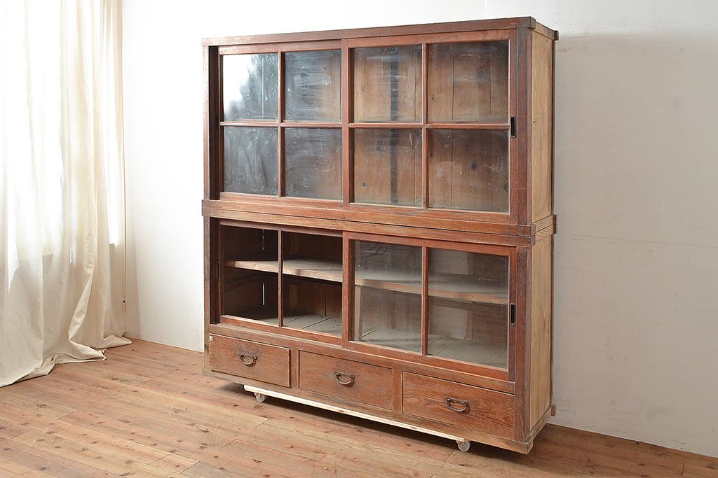 和製アンティーク　たっぷり収納できるシンプルな重ね戸棚(収納棚、食器棚、キャビネット)(R-047713)