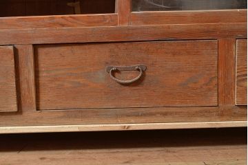 和製アンティーク　たっぷり収納できるシンプルな重ね戸棚・下段(収納棚、食器棚、キャビネット)(R-047715)