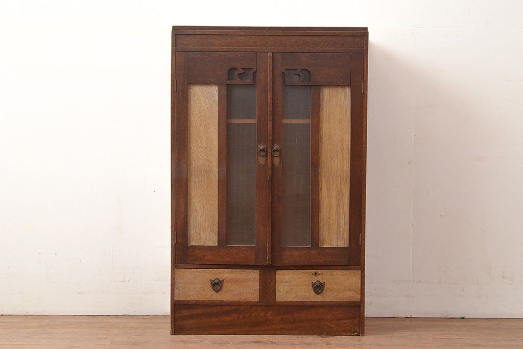 昭和レトロ　扉などのデザインが凝っている可愛らしい佇まいの戸棚(収納棚、キャビネット)(R-047717)