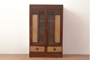 昭和レトロ　扉などのデザインが凝っている可愛らしい佇まいの戸棚(収納棚、キャビネット)(R-047717)