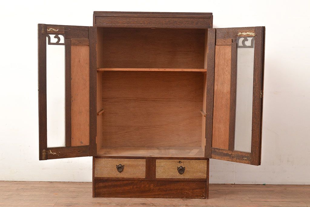 昭和レトロ　扉などのデザインが凝っている可愛らしい佇まいの戸棚(収納棚、キャビネット)(R-047717)