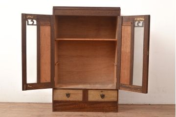 昭和レトロ　扉などのデザインが凝っている可愛らしい佇まいの戸棚(収納棚、キャビネット)(R-047717)