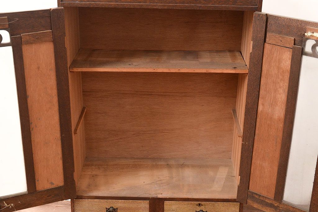 昭和レトロ　扉などのデザインが凝っている可愛らしい佇まいの戸棚(収納棚、キャビネット)(R-047717)