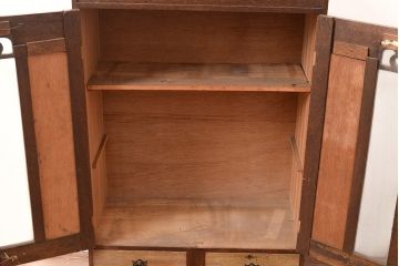 昭和レトロ　扉などのデザインが凝っている可愛らしい佇まいの戸棚(収納棚、キャビネット)(R-047717)