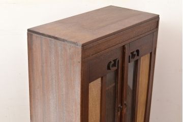 昭和レトロ　扉などのデザインが凝っている可愛らしい佇まいの戸棚(収納棚、キャビネット)(R-047717)