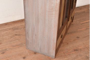 昭和レトロ　扉などのデザインが凝っている可愛らしい佇まいの戸棚(収納棚、キャビネット)(R-047717)