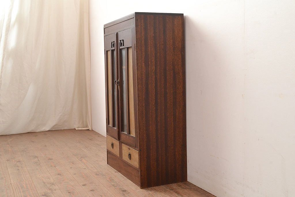 昭和レトロ　扉などのデザインが凝っている可愛らしい佇まいの戸棚(収納棚、キャビネット)(R-047717)