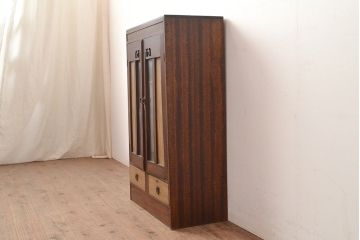 昭和レトロ　扉などのデザインが凝っている可愛らしい佇まいの戸棚(収納棚、キャビネット)(R-047717)