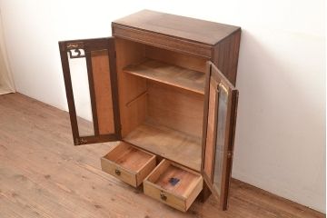 昭和レトロ　扉などのデザインが凝っている可愛らしい佇まいの戸棚(収納棚、キャビネット)(R-047717)
