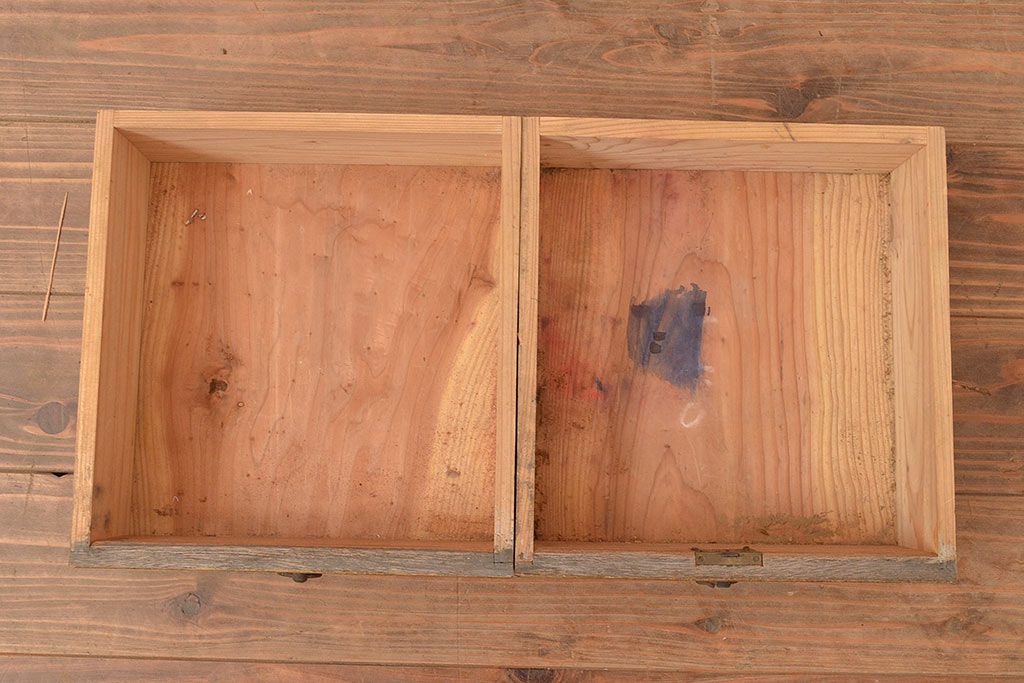 昭和レトロ　扉などのデザインが凝っている可愛らしい佇まいの戸棚(収納棚、キャビネット)(R-047717)