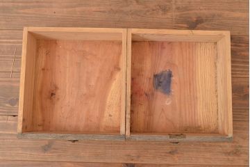 昭和レトロ　扉などのデザインが凝っている可愛らしい佇まいの戸棚(収納棚、キャビネット)(R-047717)