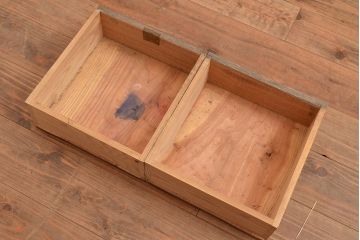 昭和レトロ　扉などのデザインが凝っている可愛らしい佇まいの戸棚(収納棚、キャビネット)(R-047717)