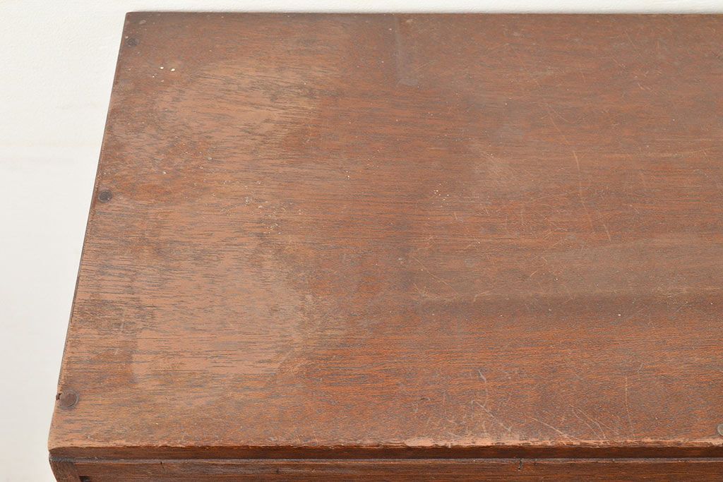 昭和レトロ　扉などのデザインが凝っている可愛らしい佇まいの戸棚(収納棚、キャビネット)(R-047717)