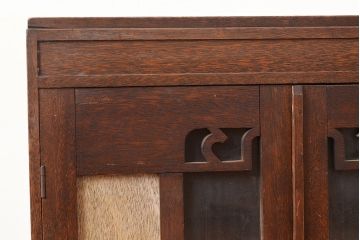 昭和レトロ　扉などのデザインが凝っている可愛らしい佇まいの戸棚(収納棚、キャビネット)(R-047717)