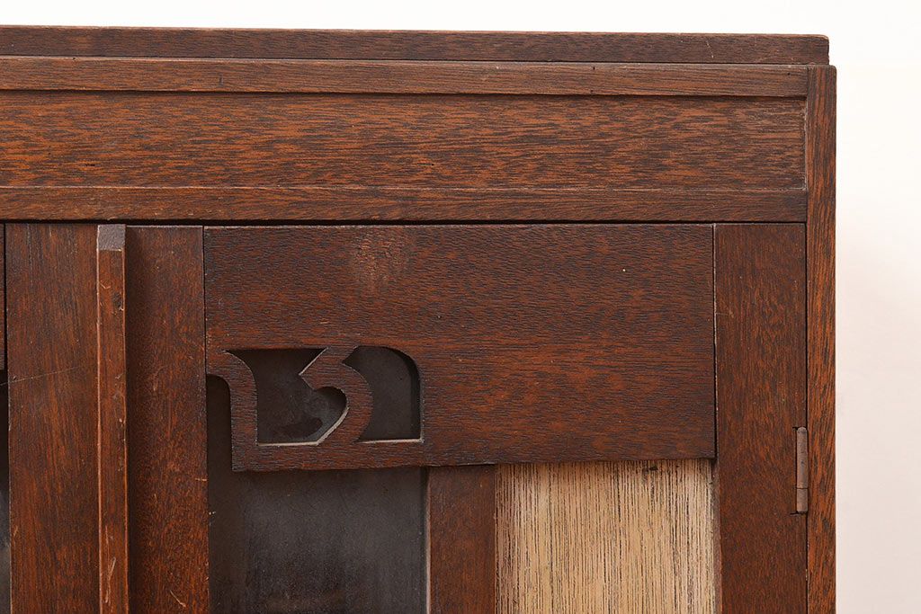 昭和レトロ　扉などのデザインが凝っている可愛らしい佇まいの戸棚(収納棚、キャビネット)(R-047717)