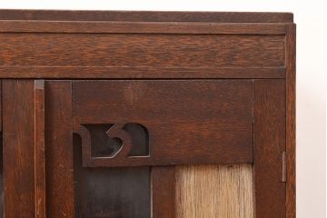 昭和レトロ　扉などのデザインが凝っている可愛らしい佇まいの戸棚(収納棚、キャビネット)(R-047717)