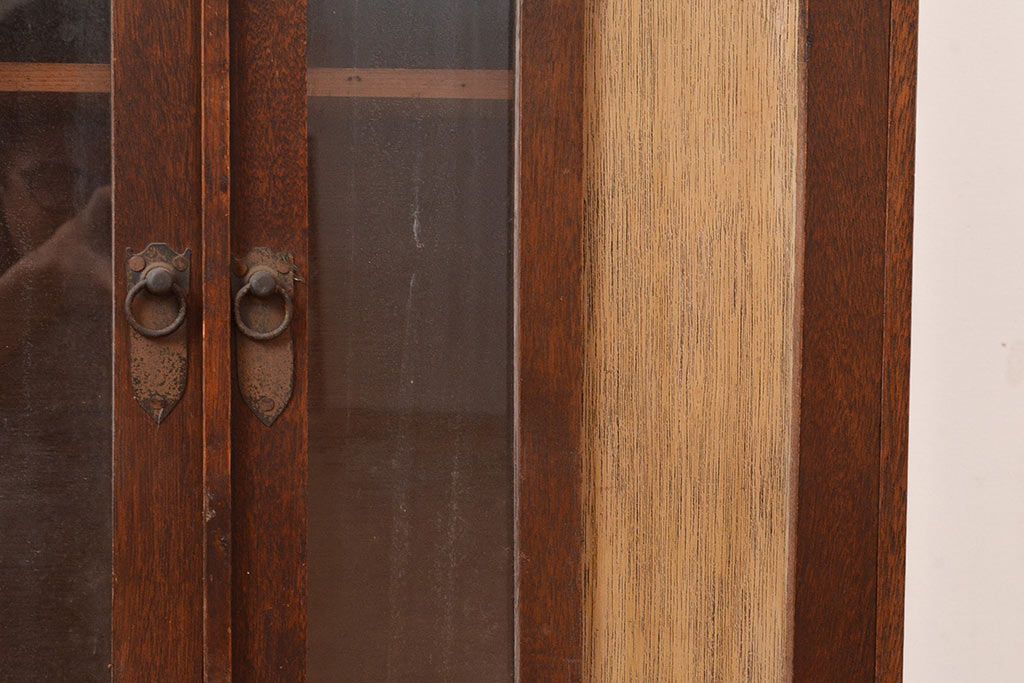 昭和レトロ　扉などのデザインが凝っている可愛らしい佇まいの戸棚(収納棚、キャビネット)(R-047717)