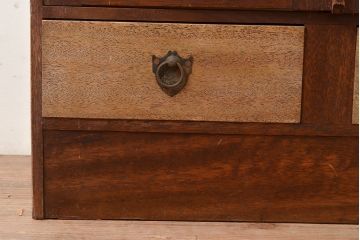 昭和レトロ　扉などのデザインが凝っている可愛らしい佇まいの戸棚(収納棚、キャビネット)(R-047717)