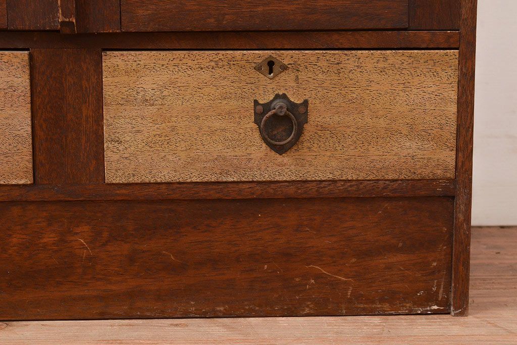 昭和レトロ　扉などのデザインが凝っている可愛らしい佇まいの戸棚(収納棚、キャビネット)(R-047717)