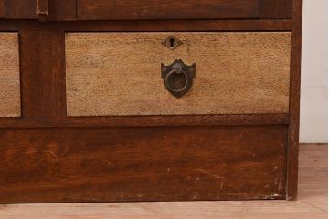 昭和レトロ　扉などのデザインが凝っている可愛らしい佇まいの戸棚(収納棚、キャビネット)(R-047717)