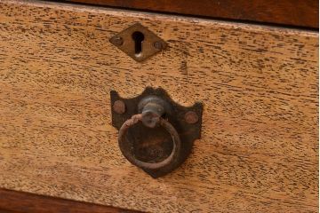 昭和レトロ　扉などのデザインが凝っている可愛らしい佇まいの戸棚(収納棚、キャビネット)(R-047717)