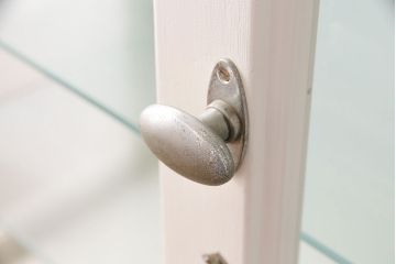 和製アンティーク　ホワイトカラーが可愛らしいレトロなケビントガラスケース(陳列棚、ショーケース、飾り棚)(R-047719)