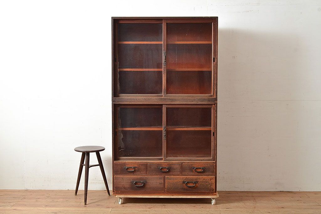 和製アンティーク　レトロな佇まいが趣溢れるヒノキ材製の重ね戸棚(収納棚、飾り棚、キャビネット)(R-047721)