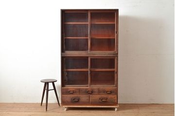 和製アンティーク　レトロな佇まいが趣溢れるヒノキ材製の重ね戸棚(収納棚、飾り棚、キャビネット)(R-047721)