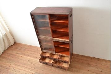 和製アンティーク　レトロな佇まいが趣溢れるヒノキ材製の重ね戸棚(収納棚、飾り棚、キャビネット)(R-047721)