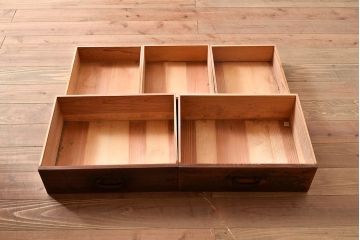 和製アンティーク　レトロな佇まいが趣溢れるヒノキ材製の重ね戸棚(収納棚、飾り棚、キャビネット)(R-047721)