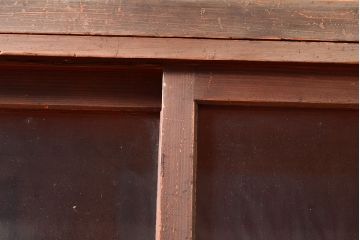 和製アンティーク　レトロな佇まいが趣溢れるヒノキ材製の重ね戸棚(収納棚、飾り棚、キャビネット)(R-047721)