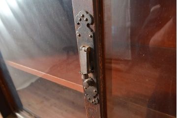 和製アンティーク　レトロな佇まいが趣溢れるヒノキ材製の戸棚(収納棚、飾り棚、キャビネット)(R-047722)