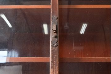 和製アンティーク　レトロな佇まいが趣溢れるヒノキ材製の戸棚(収納棚、飾り棚、キャビネット)(R-047722)