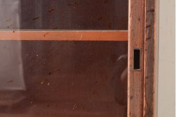 和製アンティーク　レトロな佇まいが趣溢れるヒノキ材製の戸棚(収納棚、飾り棚、キャビネット)(R-047723)