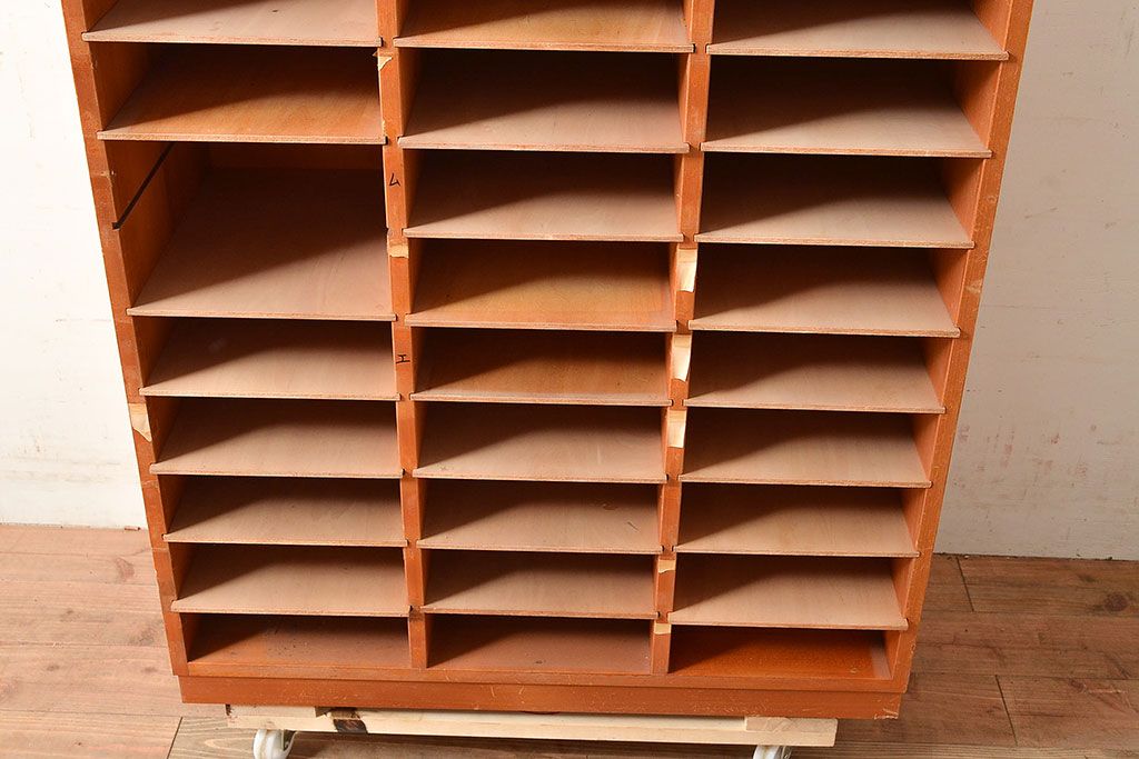 昭和レトロ　棚板が取り外しできるラワン材製の書類棚(収納棚、書類ケース)(R-047725)