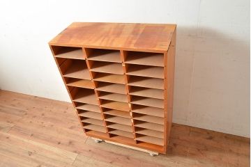 昭和レトロ　棚板が取り外しできるラワン材製の書類棚(収納棚、書類ケース)(R-047725)