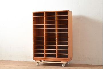 昭和レトロ　棚板が取り外しできるラワン材製の書類棚(収納棚、書類ケース)(R-047725)