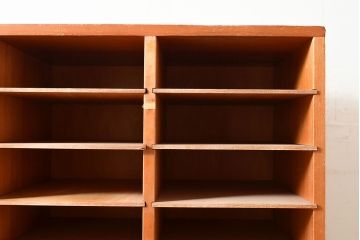 昭和レトロ　棚板が取り外しできるラワン材製の書類棚(収納棚、書類ケース)(R-047725)